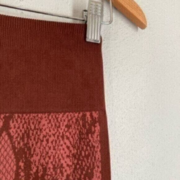 New Fabletics Boho High Rise Athletic Ribbed Seamless Snakeskin 7/8 Leggings - Picture 13 of 14